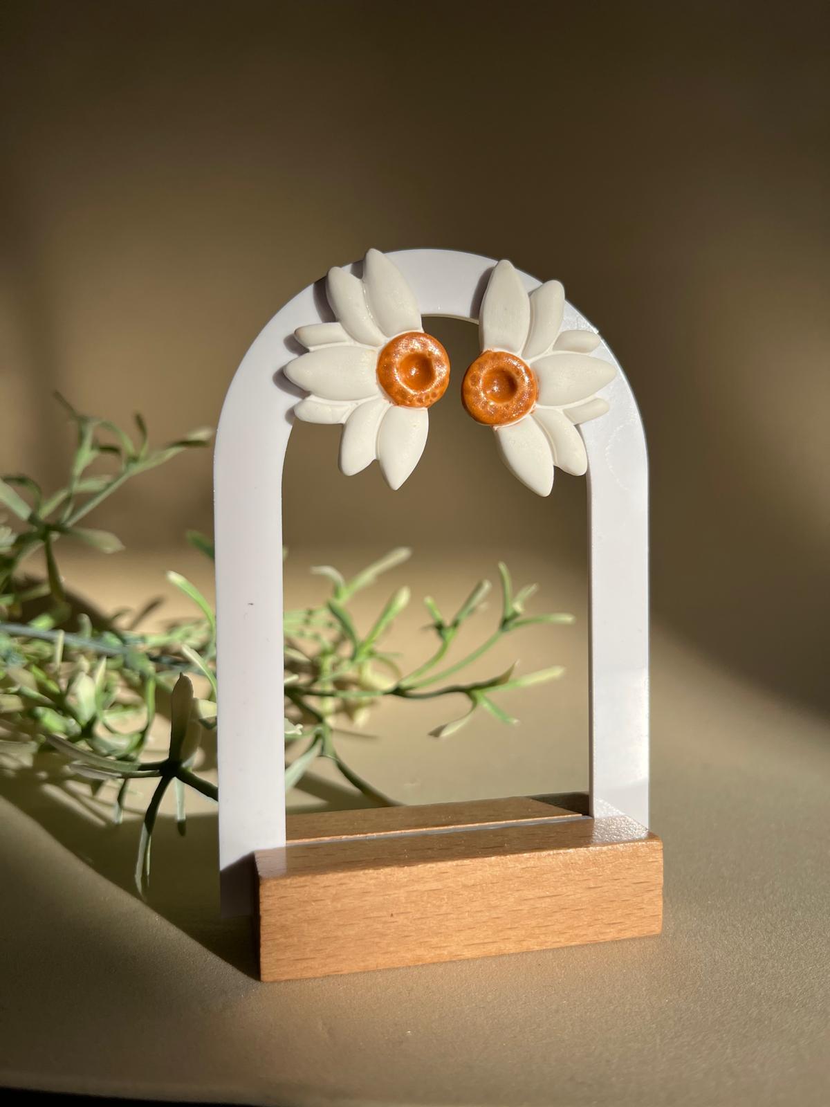 DALIA BLANCO - Pendientes artesanales en forma de flor blanca