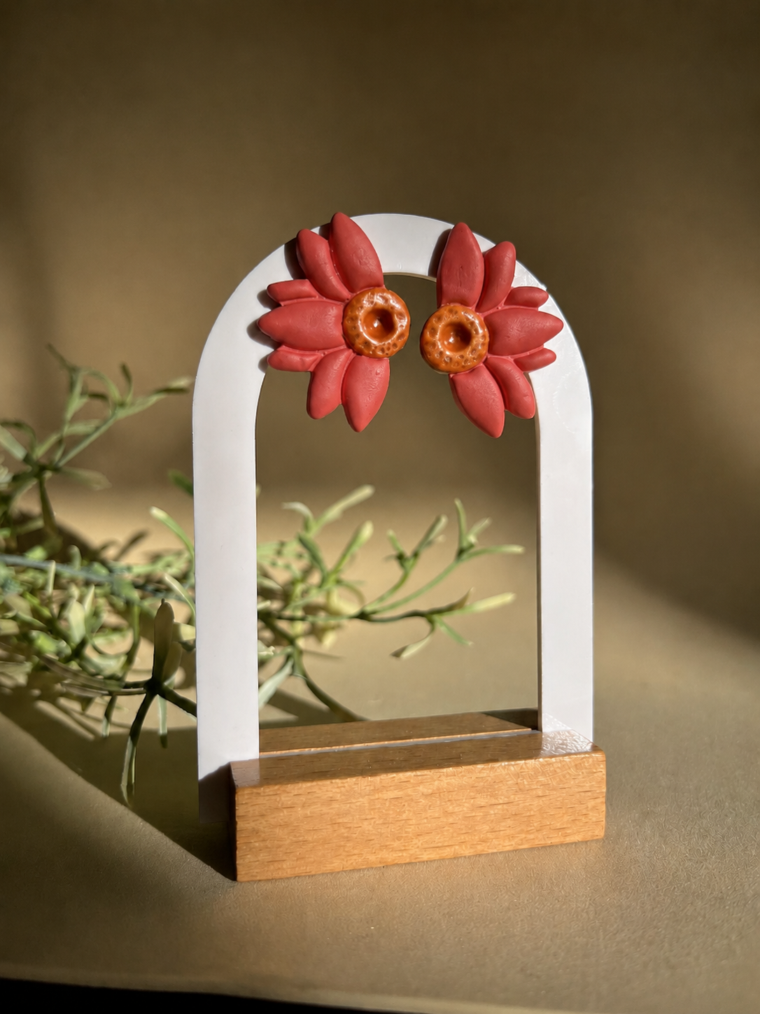 DALIA TEJA - Pendientes artesanales en forma de flor rojo teja