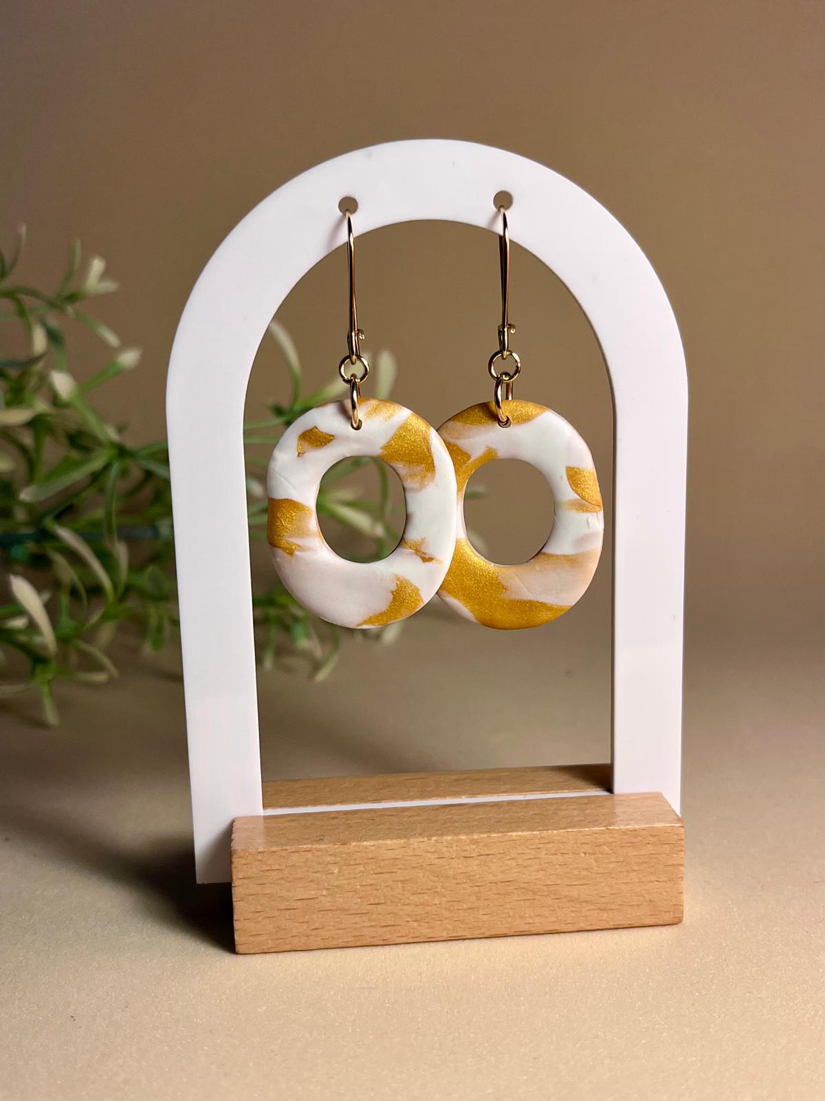 TERRA RING – Pendientes aros calados mármol blanco dorado arcilla polimérica artesanales