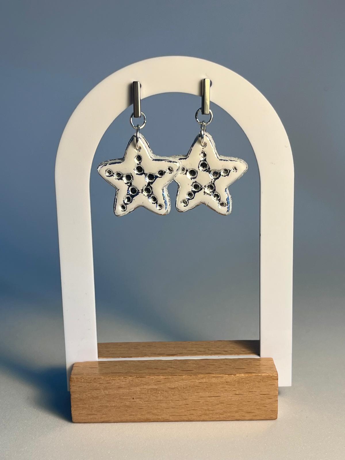 ESTRELLA COLGANTE WHITE – Pendientes colgantes estrella blanca plateada