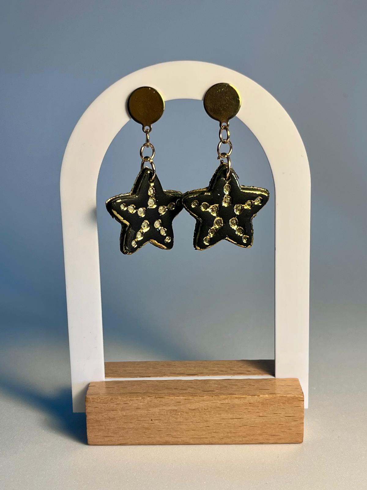 ESTRELLA COLGANTE DARK– Pendientes colgantes estrella negra dorada