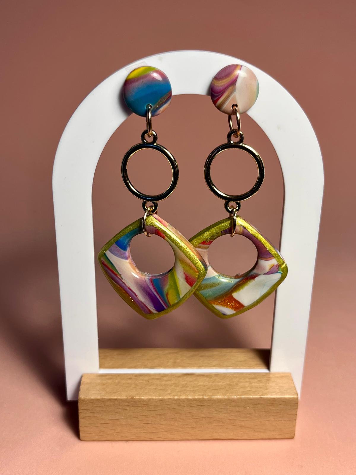 LOOP - Pendientes artesanales tres piezas marmolados con aro dorado y cuadrado hueco