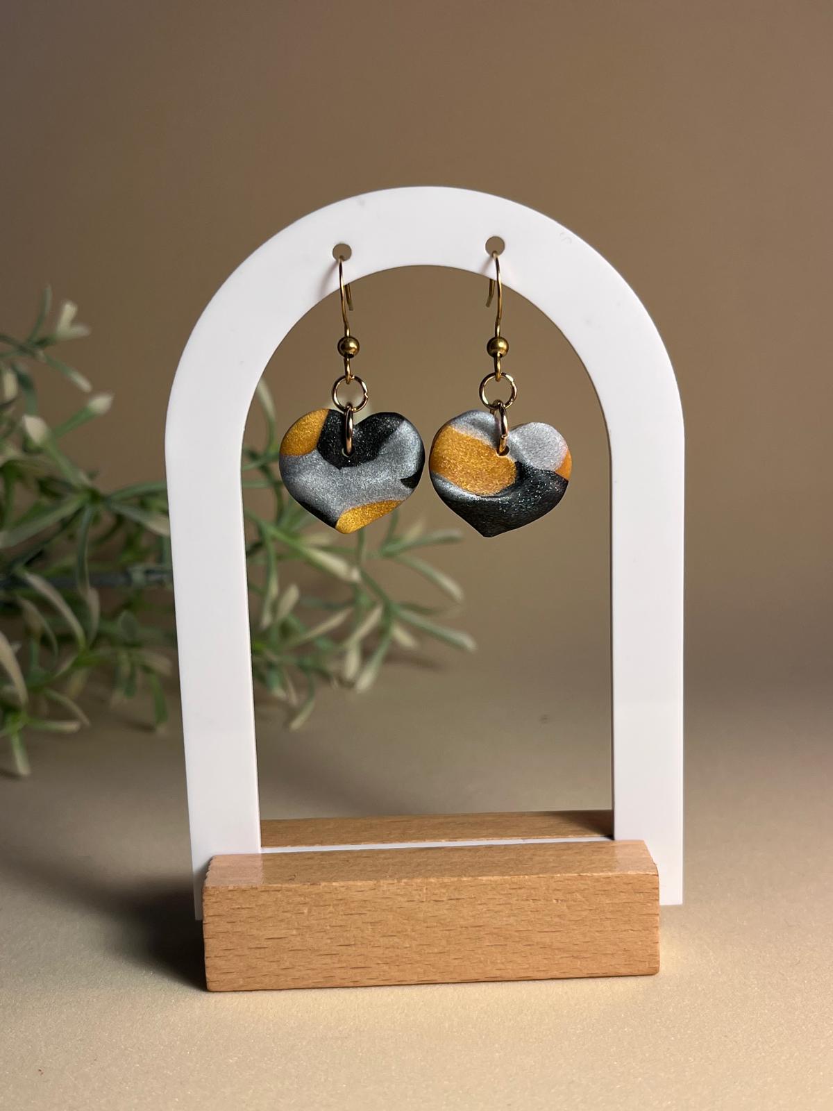 ECLIPSE HEART – Pendientes corazón negro, dorado y plateado arcilla polimérica artesanales