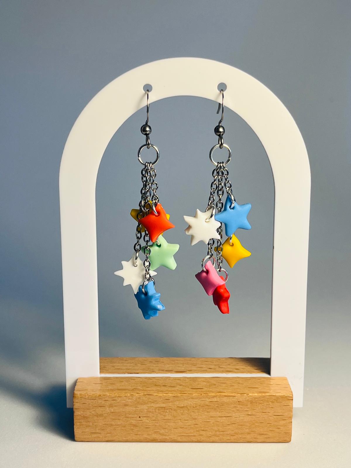 LLUVIA DE ESTRELLAS PLATEADO – Pendientes colgantes cascada estrellas multicolor