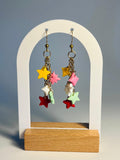 LLUVIA DE ESTRELLAS DORADO – Pendientes colgantes cascada estrellas multicolor