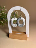 MIST RING – Pendientes aros calados mármol gris plateado arcilla polimérica artesanales