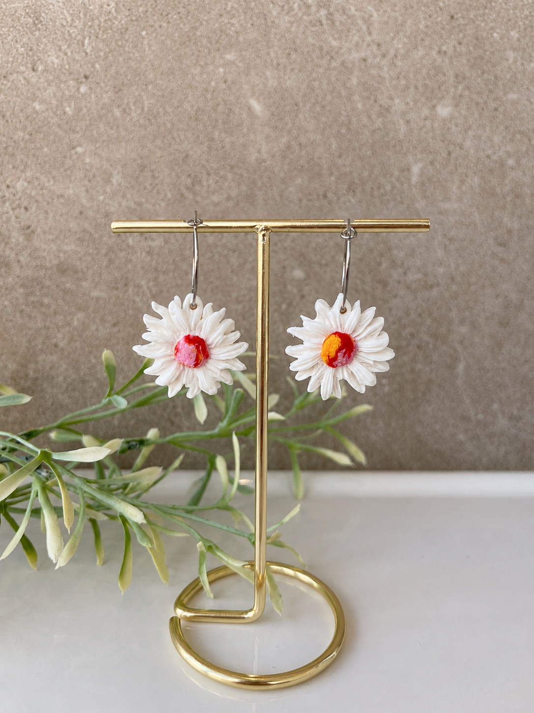 ASTILES- Pendientes artesanales en forma de flor blanca con aro
