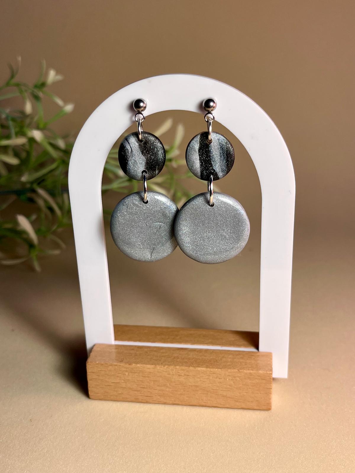 SILVER – Pendientes dúo círculo negro mármol plateado arcilla polimérica artesanales