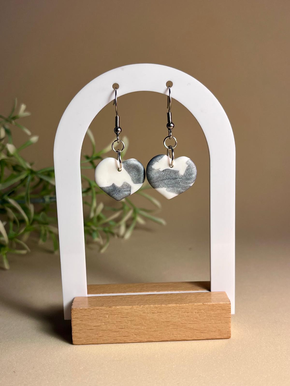 MIST HEART MINI – Pendientes corazón pequeño blanco plateado brillo arcilla polimérica artesanales