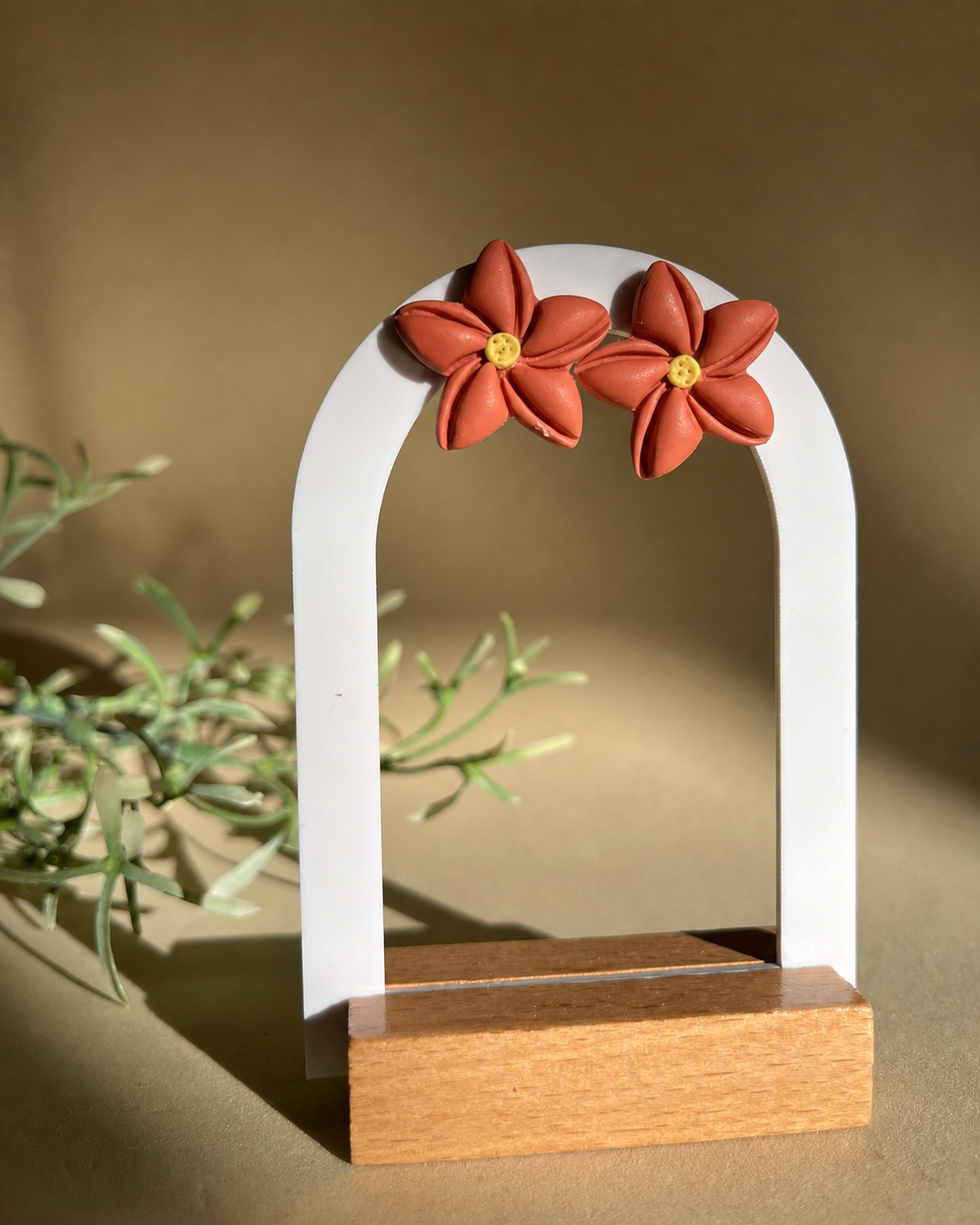 NOMEOLVIDES TEJA - Pendientes artesanales en forma de flor rojo teja