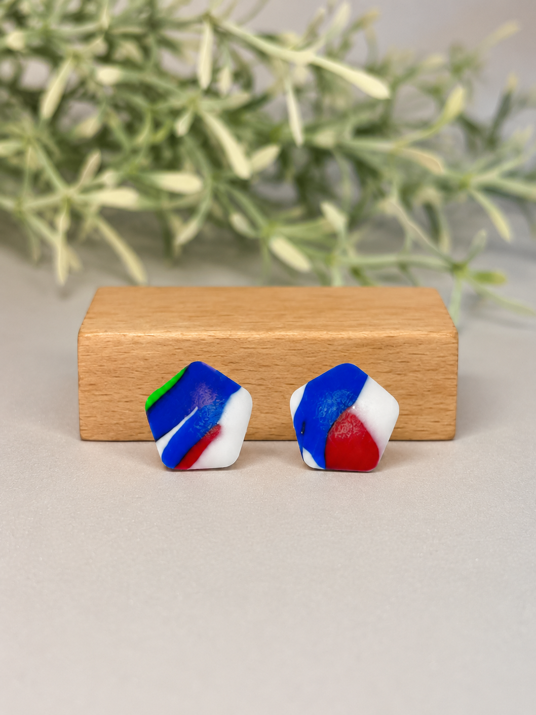 FIVE - Pendientes stud pentagono con estampado confeti multicolor