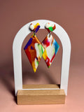 KITE - Pendientes artesanales rombo confeti multicolor colgantes con botón de arcilla