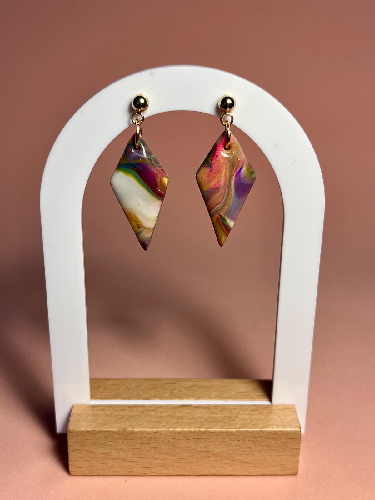 DUNE - Pendientes artesanales rombo marmolado morado y dorado colgantes en arcilla polimérica
