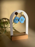 ROSELLE AZUL - Pendientes artesanales en forma de rosa azul