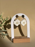 ROSELLE BLANCO - Pendientes artesanales en forma de rosa blanca