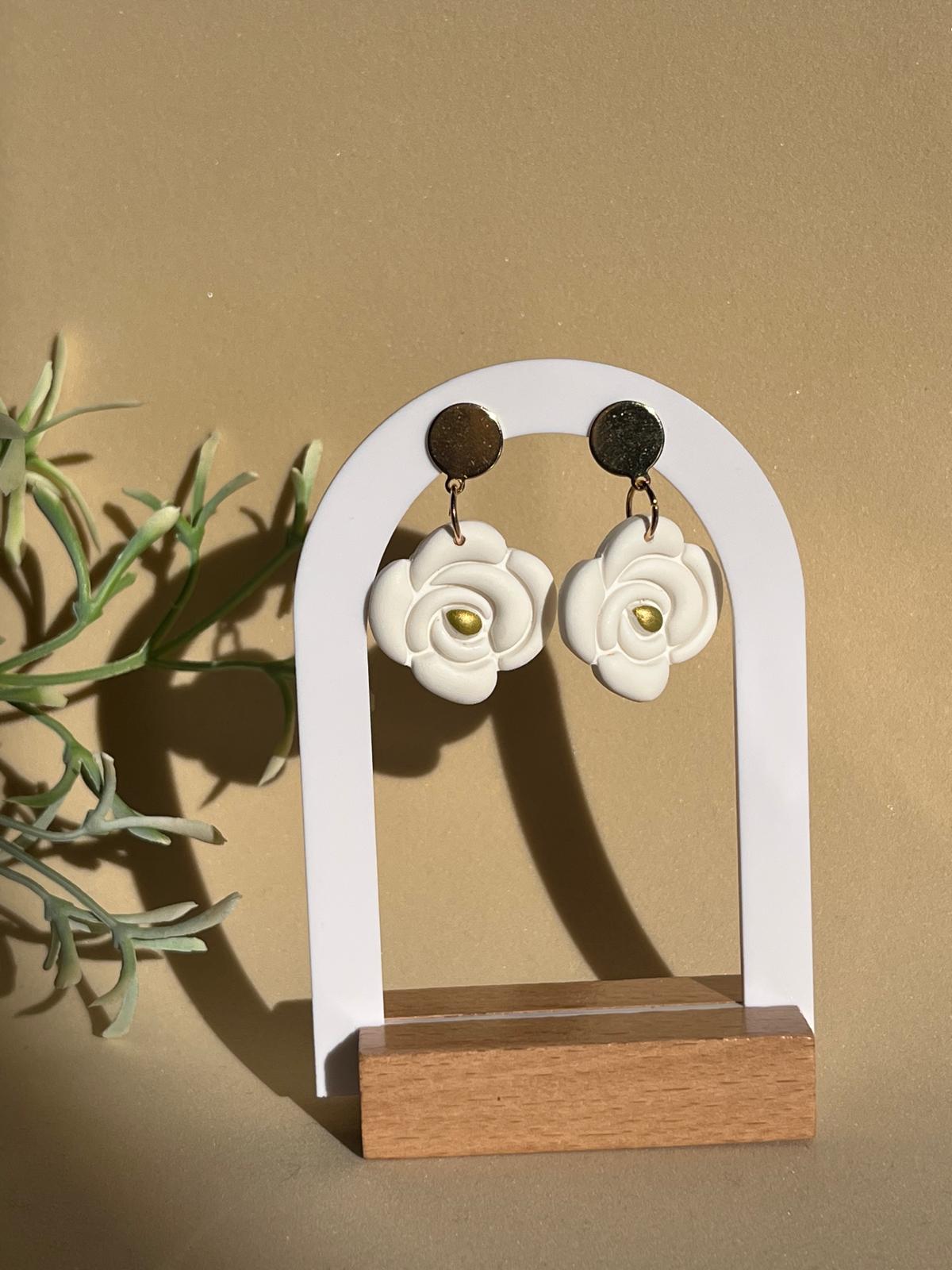 ROSELLE BLANCO - Pendientes artesanales en forma de rosa blanca