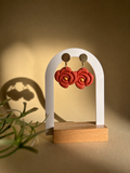 ROSELLE TEJA - Pendientes artesanales en forma de rosa color rojo teja