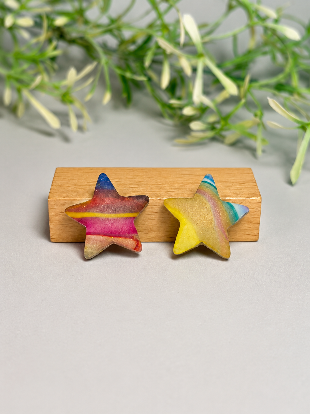 NOVA - Pendientes stud estrella con estampado confeti multicolor