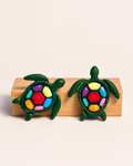 TORTUGA — Pendientes stud tortuga multicolor