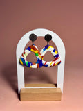 OPEN - Pendientes artesanales triángulo hueco confeti multicolor con botón plateado
