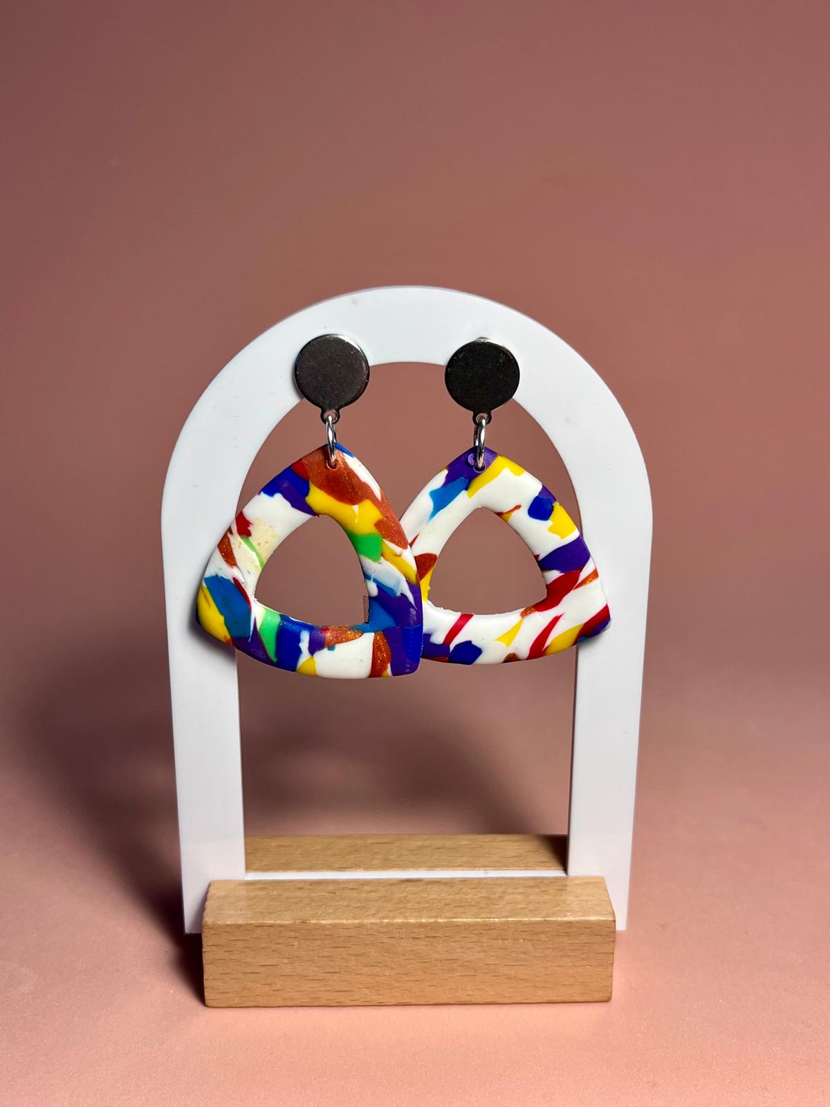 OPEN - Pendientes artesanales triángulo hueco confeti multicolor con botón plateado