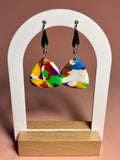 VIVID - Pendientes artesanales triangulares con estampado confeti multicolor y gancho plateado