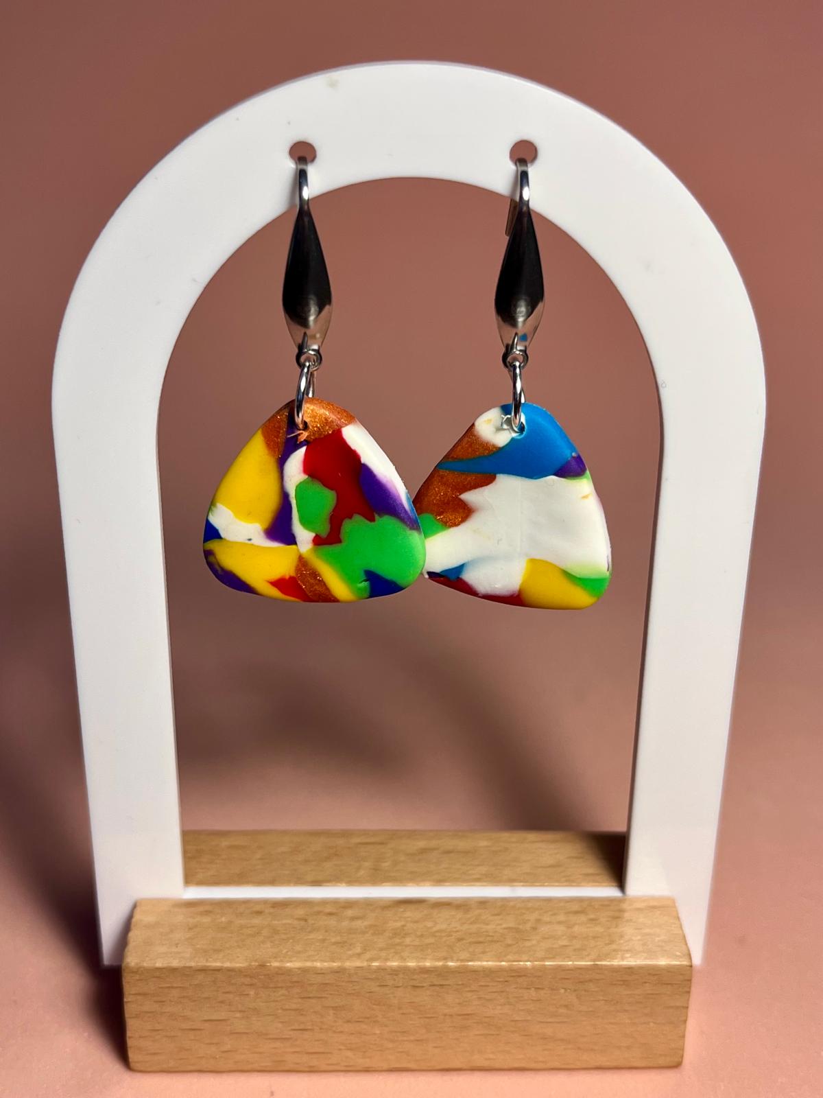 VIVID - Pendientes artesanales triangulares con estampado confeti multicolor y gancho plateado