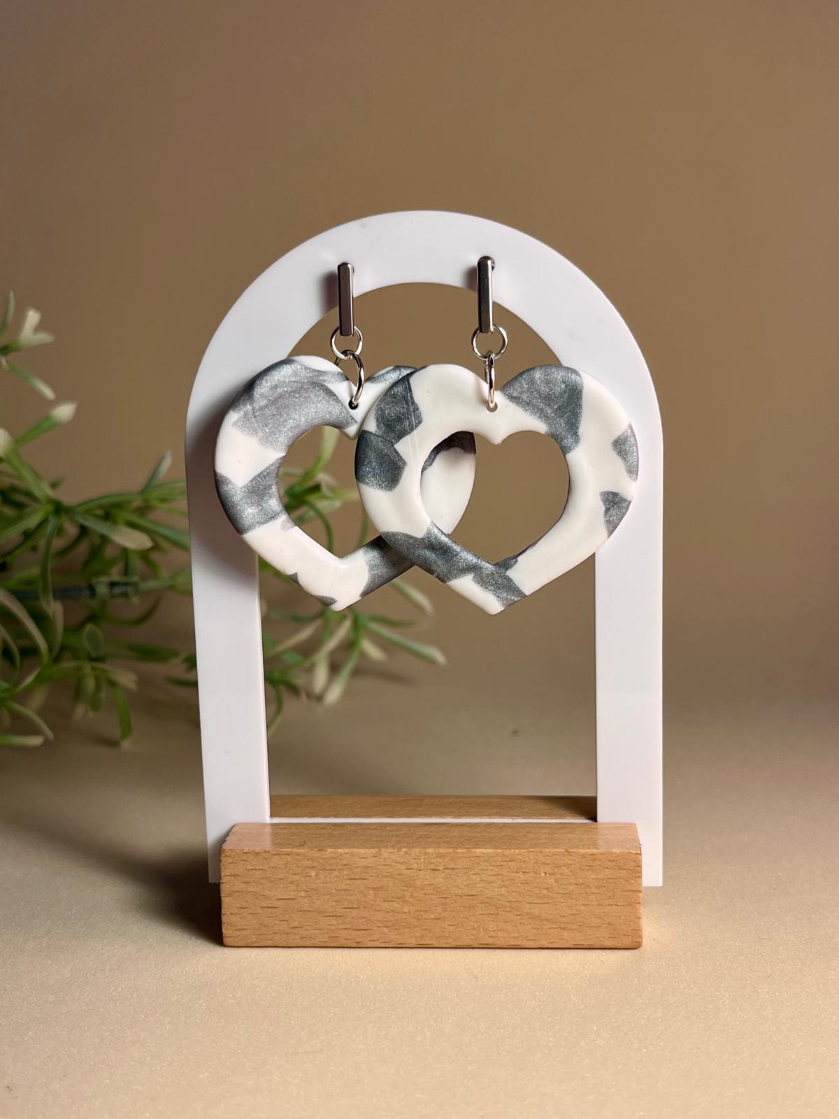 MIST HEART – Pendientes corazón calado blanco plateado mármol arcilla polimérica artesanales